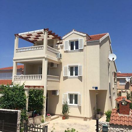 Apartment Vucica Sevid Bagian luar foto