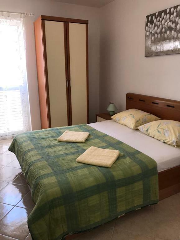 Apartment Vucica Sevid Bagian luar foto