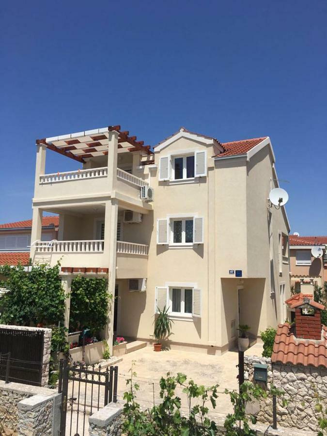 Apartment Vucica Sevid Bagian luar foto